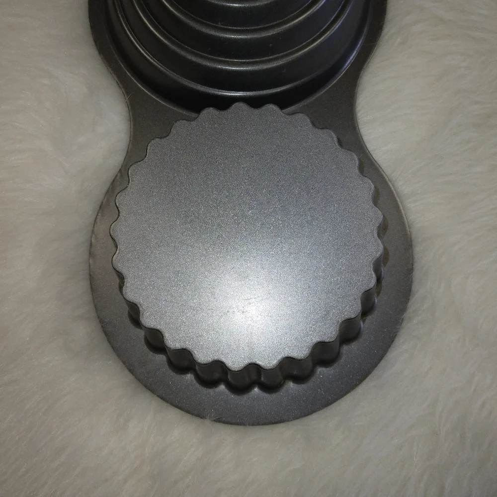 BAKING PAN Wilton Giant Cupcake Pan, good used condition